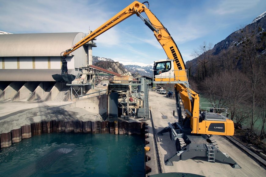 Engagée pour un produit naturel suisse : la pelle de manutention des matériaux LH 60 M Port Litronic de Liebherr